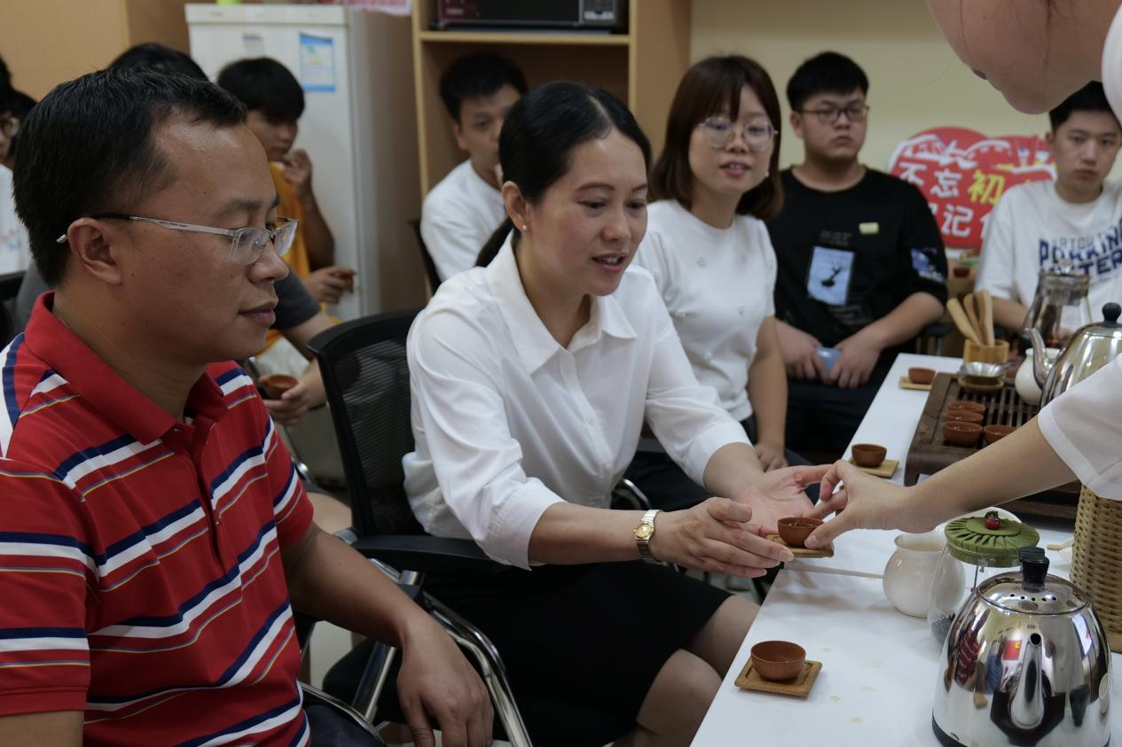 吴丹副校长在现场与同学们一起探讨茶文化